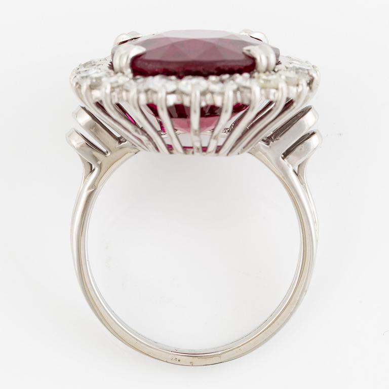 Ring, cocktail ring with rubellite (tourmaline) and octagon-cut diamonds.