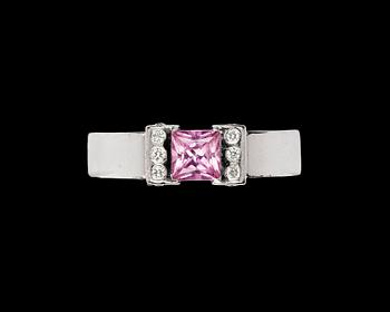 560. RING, pink sapphire, brilliant cut diamonds, tot 0,06 ct.
