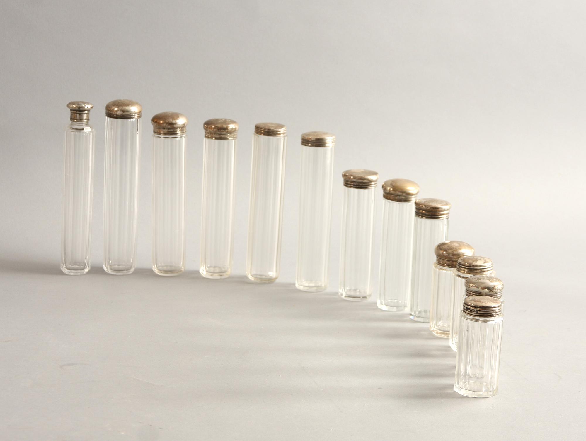 RESEFLASKOR, 13 st. Silver o glas, England, omkring sekelskiftet 1800/1900.