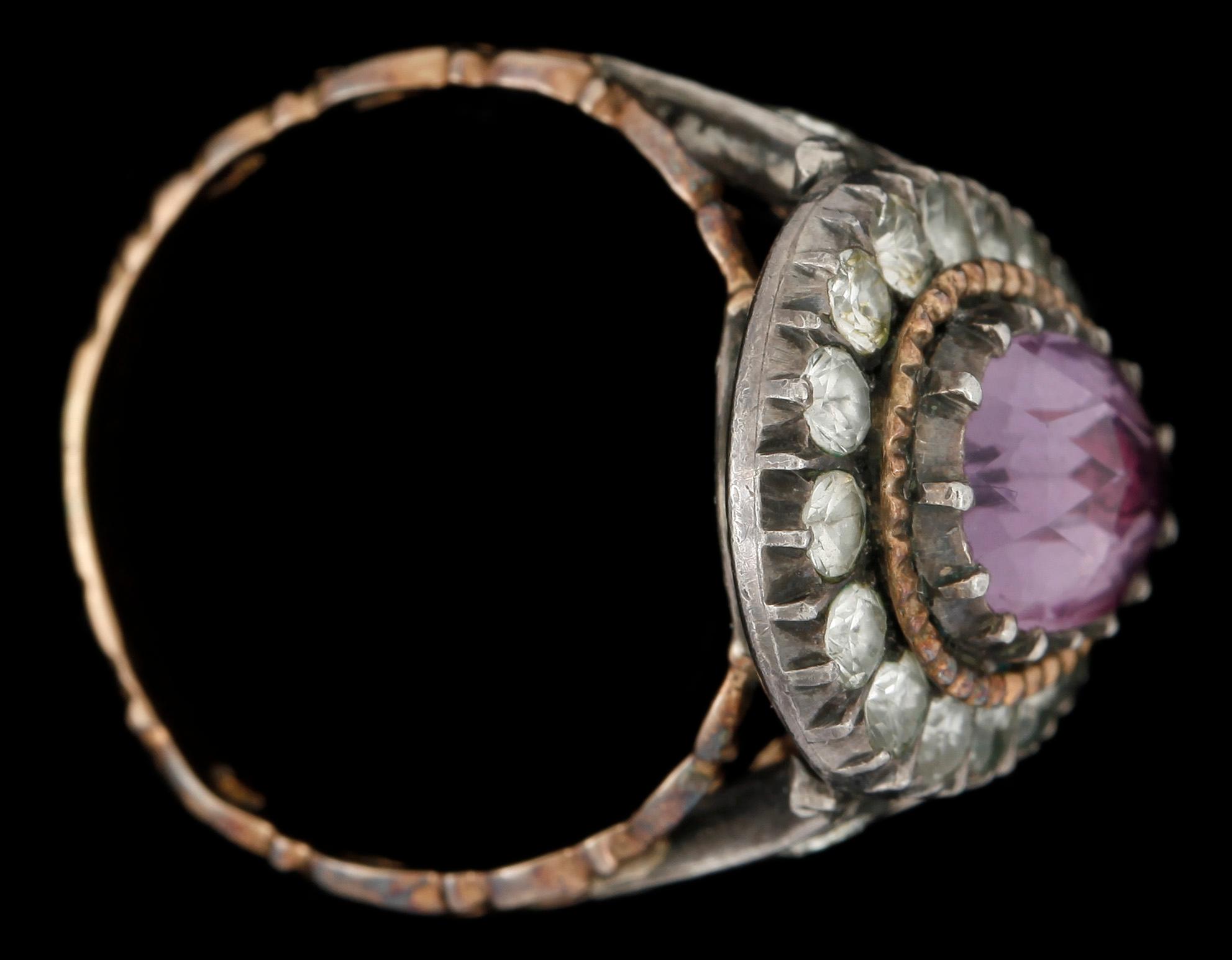 RING, 18k guld och silver med lila sten och vita pastestenar, omkring 1900. Vikt 6,3g.