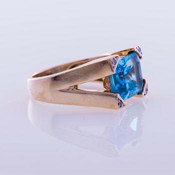 RING, 14K guld, fasettslipad topas, briljantslipade diamanter. Vikt ca 6,9 g.