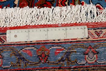 A Sarouk rug, 397 x 290 cm.