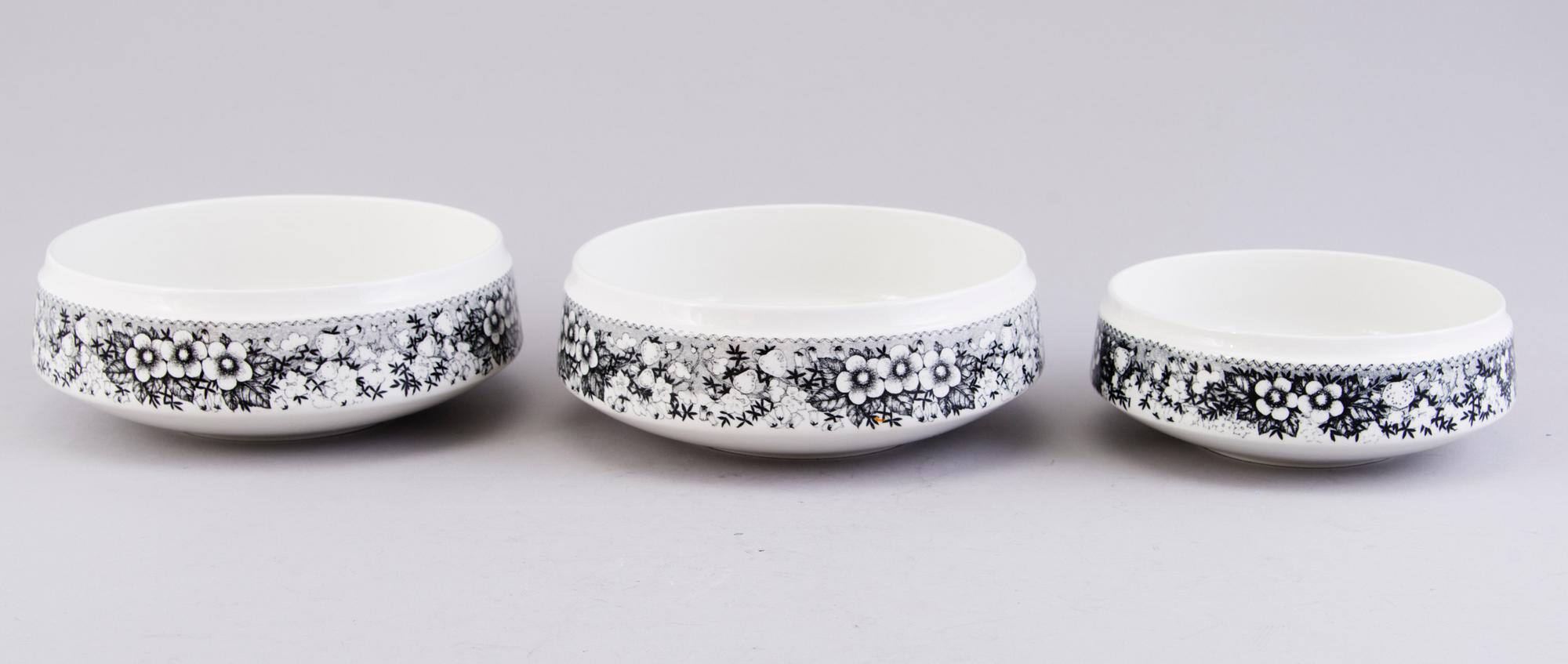 RICHARD LINDH, A 42-pcs set of Arabia dinnerware with 'Talvikki' decoration by Raija Uosikkinen, Finland 1964-1975.