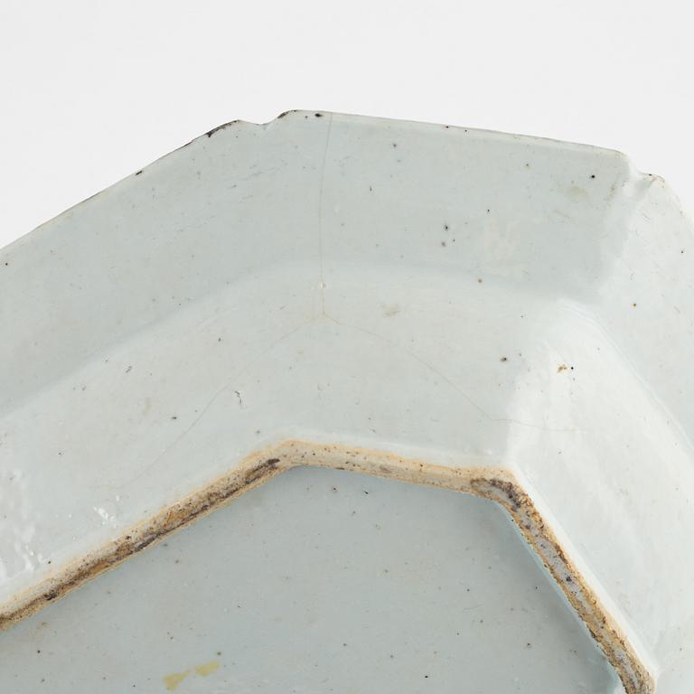 A blue and white porcelain terrine with lid and stand, China, Qianlong (1736-95).