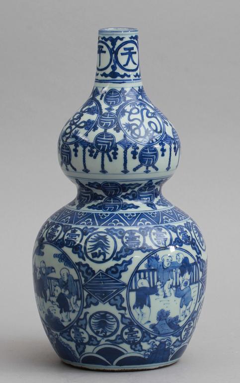 VAS, porslin, Kina, Kangxi-stil, 1900-talets andra hälft.
