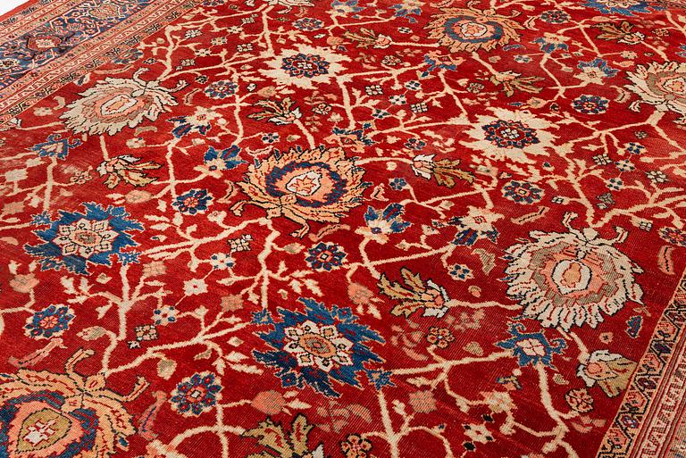 An antique Ziegler carpet, Sultanabad area. c. 401 x 337.5 cm.