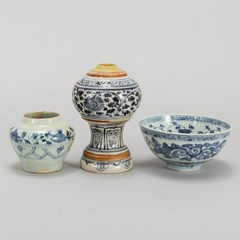 A blue and white vase, bowl and pot, South East Asia, 16th/17th Century.