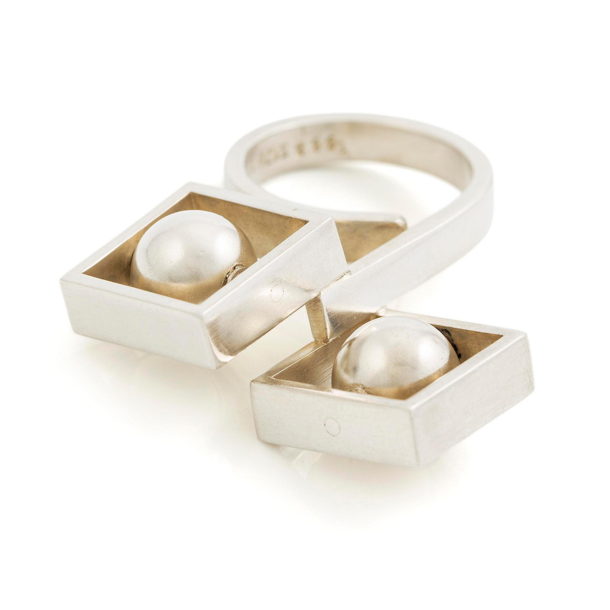 Bent Knudsen, ring, silver med rörliga kulor. Ca 1960-tal.