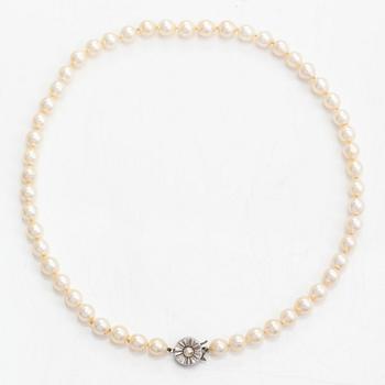 Pärlcollier, odlade pärlor och sterlingsilver.