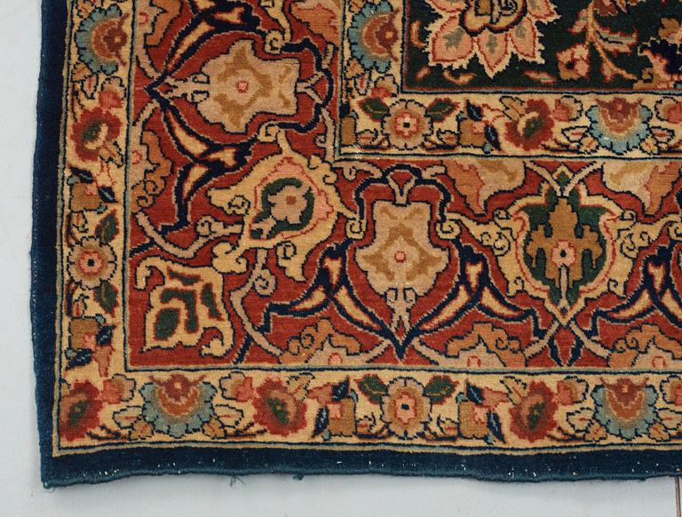 SEMI-ANTIQUE TABRIZ FIGURAL. 216,5 x 145 cm.