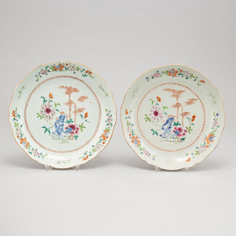 A pair of Chinese famille rose porcelain dishes, Qing dynasty, Qianlong (1736-1795).