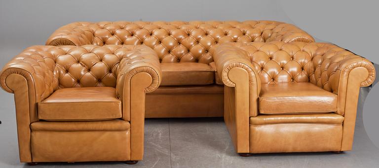 SOFFGRUPP, 3 delar, Chesterfield-modell, Wade Upholstery. England. 1900-talets andra hälft.