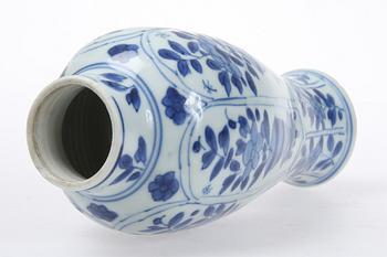 VAS, porslin, Kina, Kangxi 1662-1722.