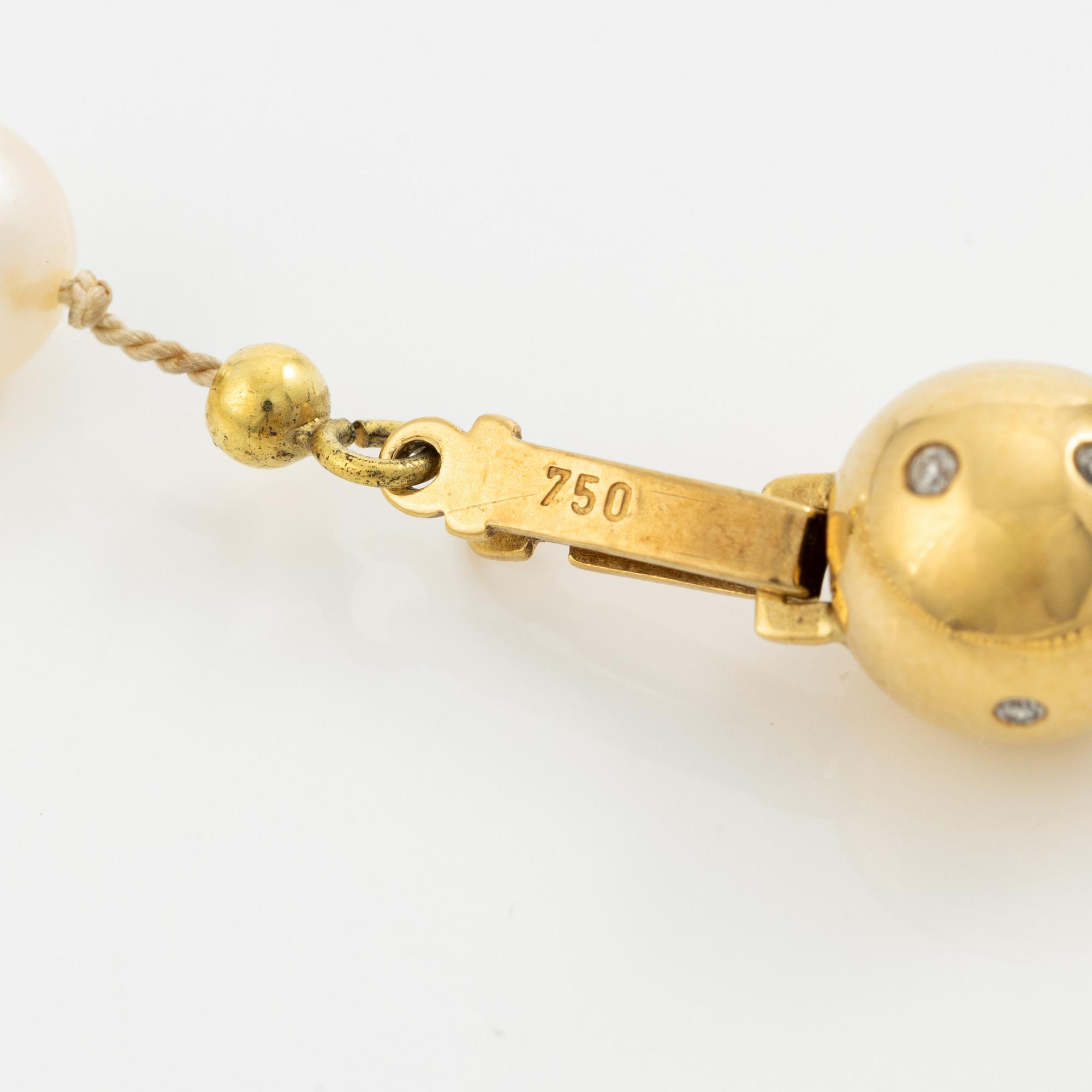 Pärlcollier, odlade pärlor, med lås i 18K guld med diamanter.