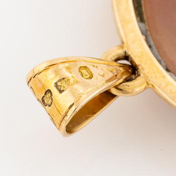 Pendant in 18K gold with a cameo of agate.