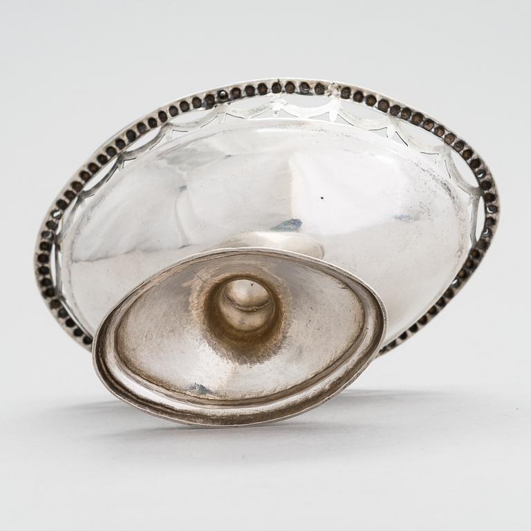 A parcel-gilt silver sweet meat basket from around year 1800.