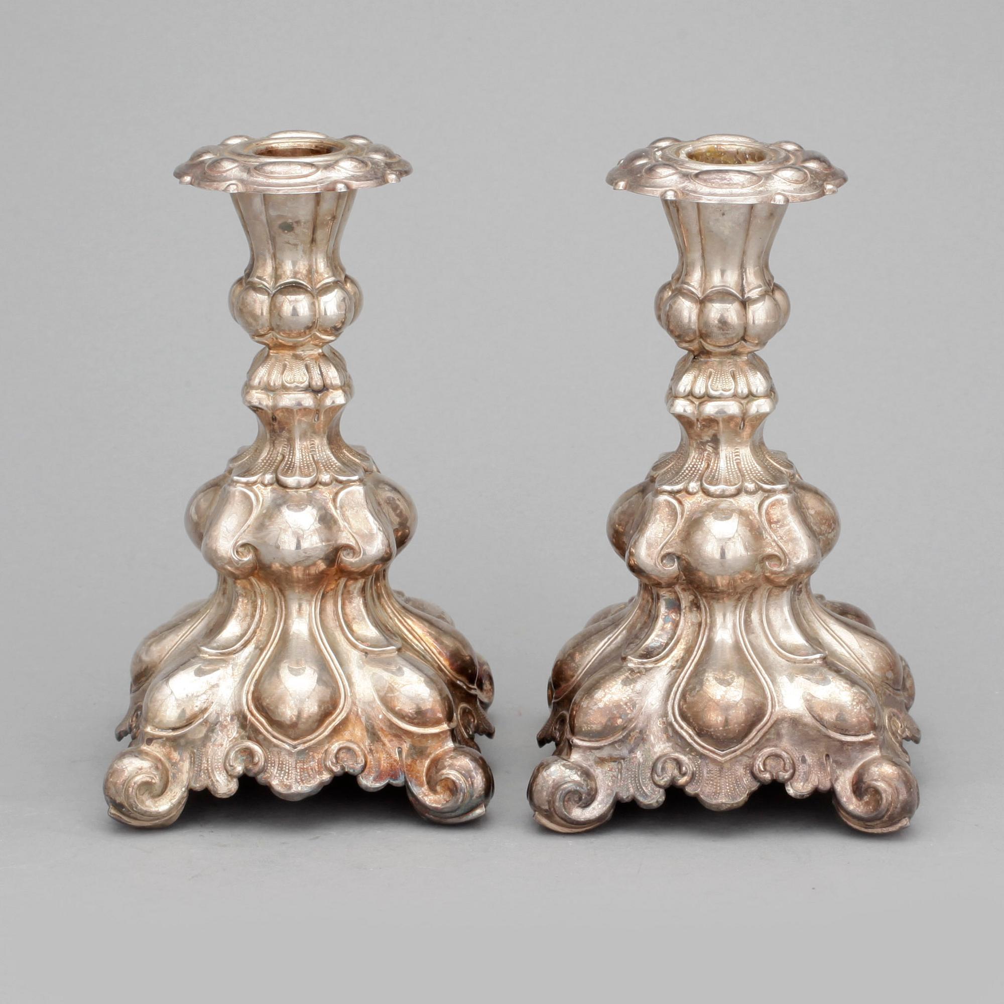 LJUSSTAKAR, ett par, silver barockstil, svenska kontrollstämplar. 1900-talets första hälft.