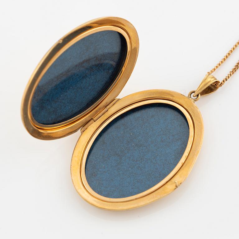 A locket/pendant 18K gold.