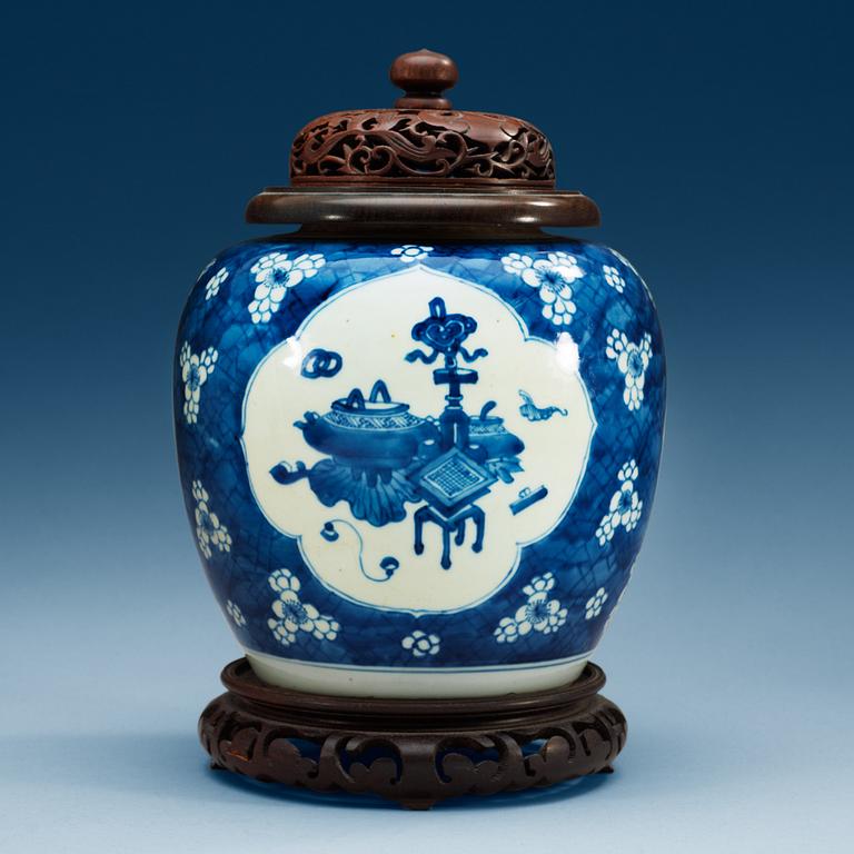 A blue and white jar, Qing dynasty, Kangxi (1662-1722).