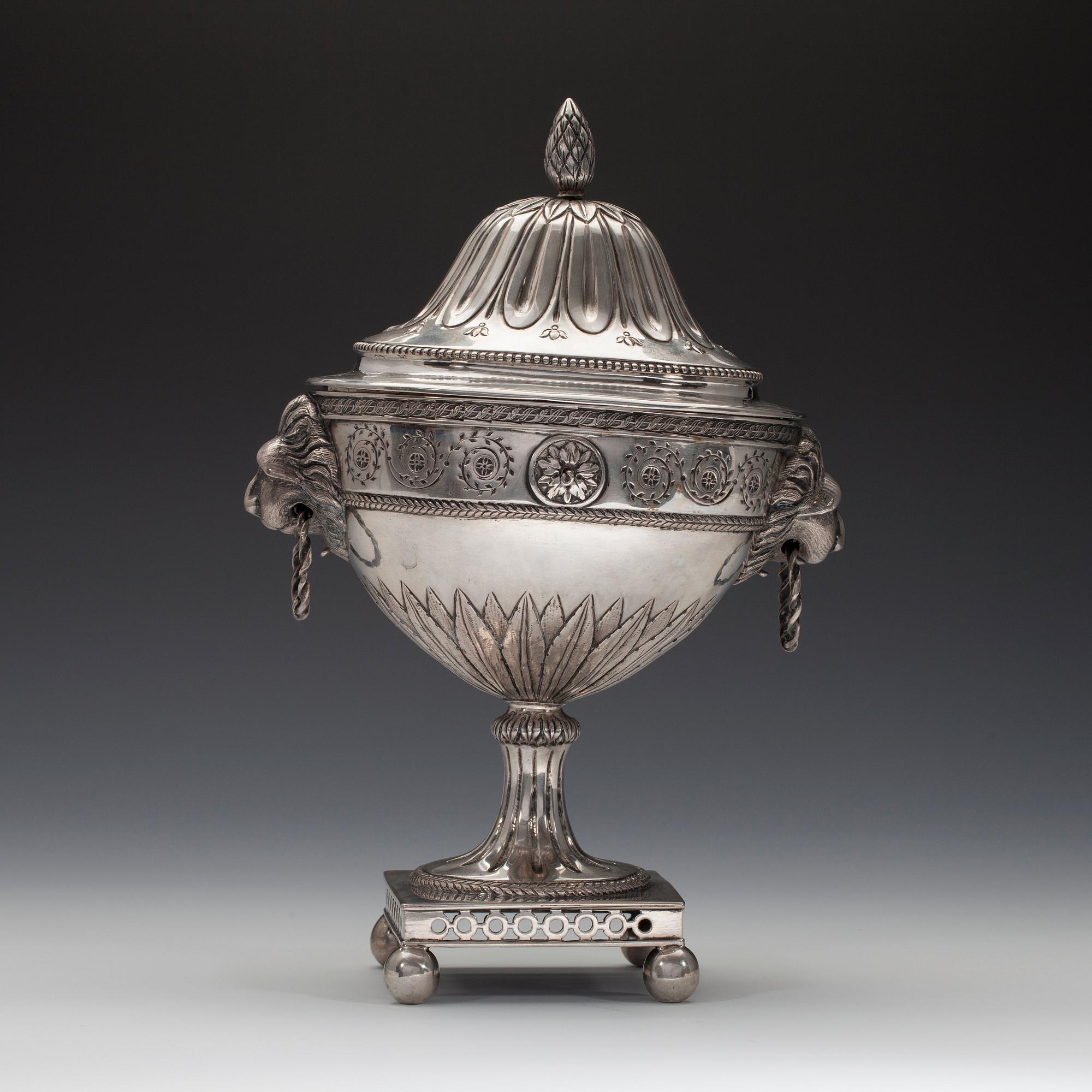 SOKERIKKO, hopeaa Stralsund 1700 l. loppu. Leimattu GJD. Korkeus 26,5 cm. Paino 833 g.
