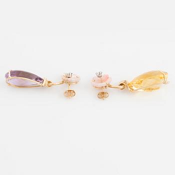 Earrings with drop-shaped checker-cut citrine and drop-shaped amethyst.