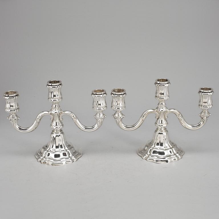 KANDELABRAR, ett par, silver, Tyskland, 1900-talets första hälft.