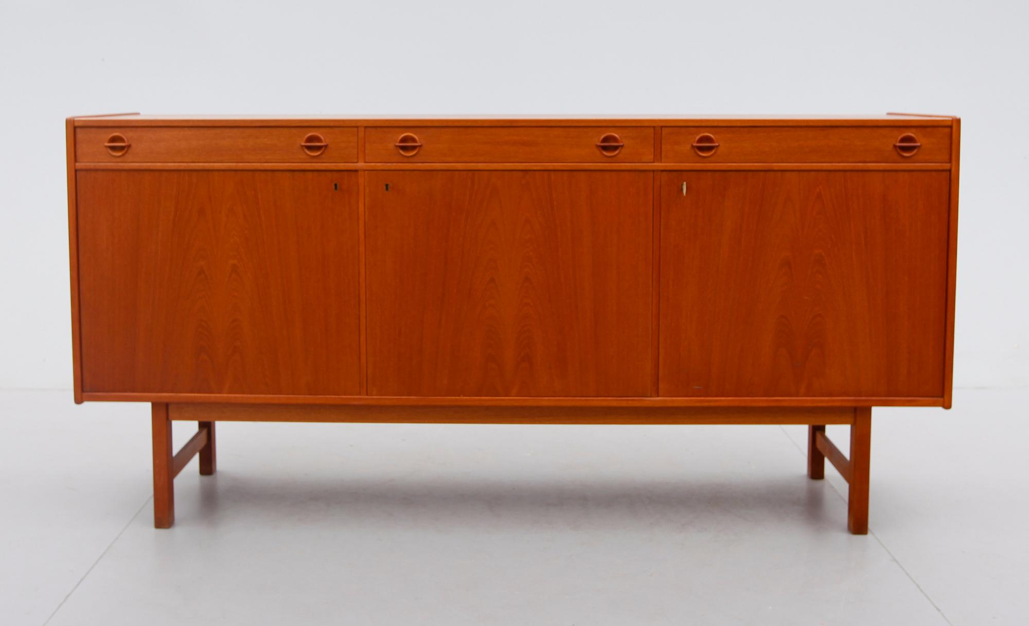 SIDEBOARD, Ulferts, Tibro, 1900-talets andra hälft.