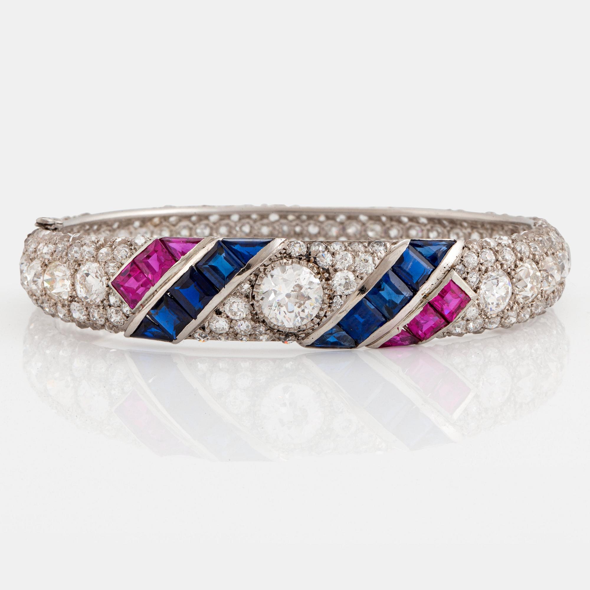 Armring platina med gammal- och rosenslipade diamanter samt fasettslipade safirer och rubiner.
