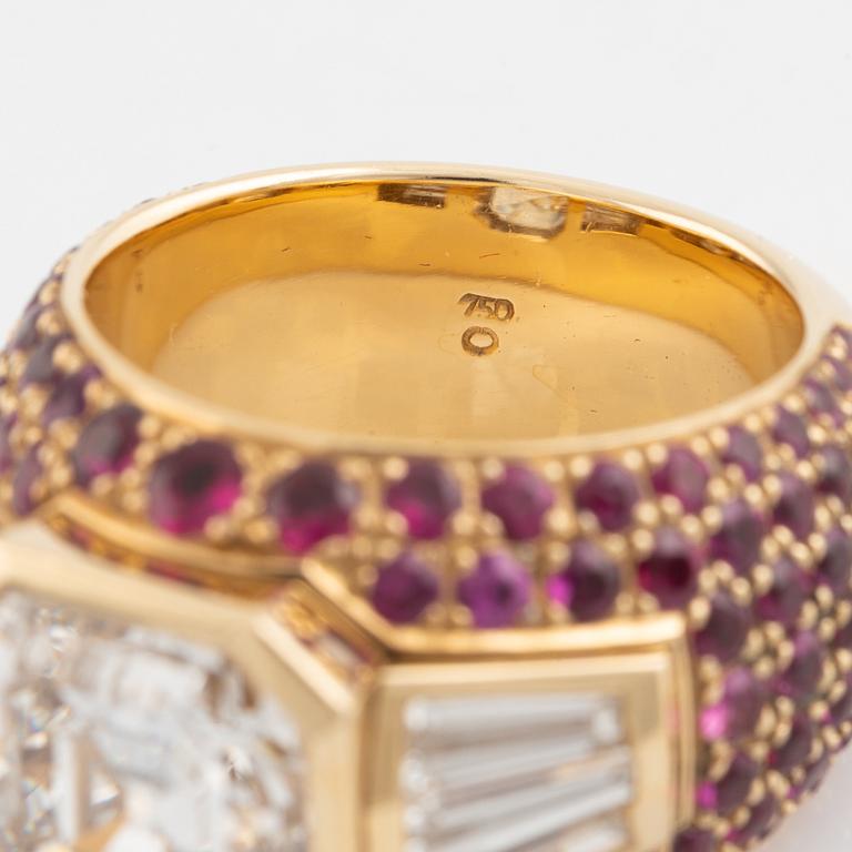 Ring med en smaragdslipad diamant 6.25 ct.