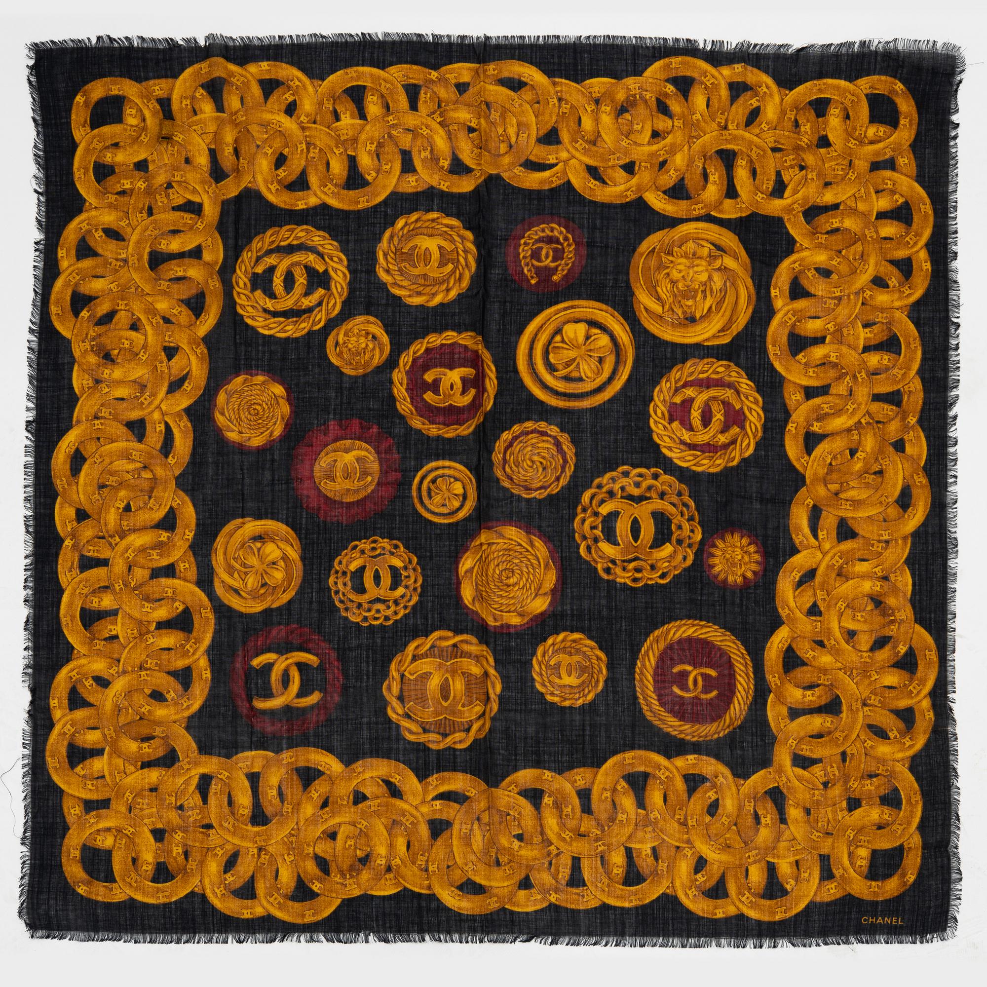 Chanel, sjal samt scarf.