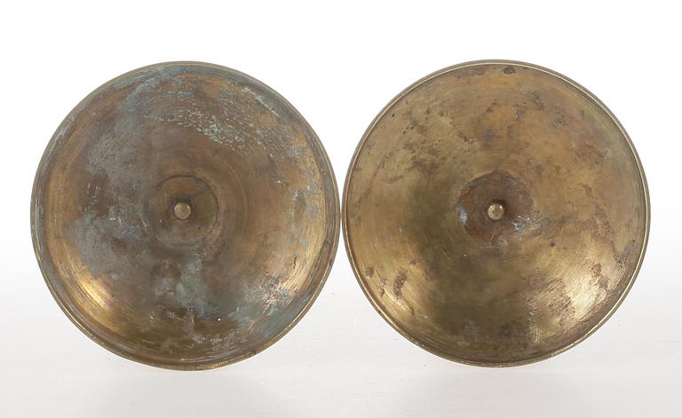 LJUSSTAKAR, ett par, mässing, senempire, 1800-talets första hälft/mitt.