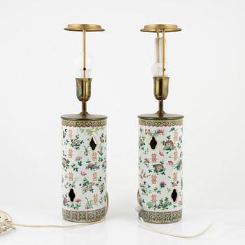 Bordslampor/perukstockar, ett par, porslin, Kina, om kring år 1900.