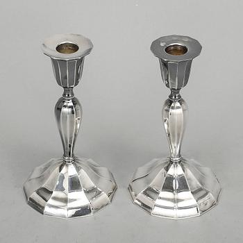 LJUSSTAKAR, ett par, silver, Finland, 1900-talets första hälft.
