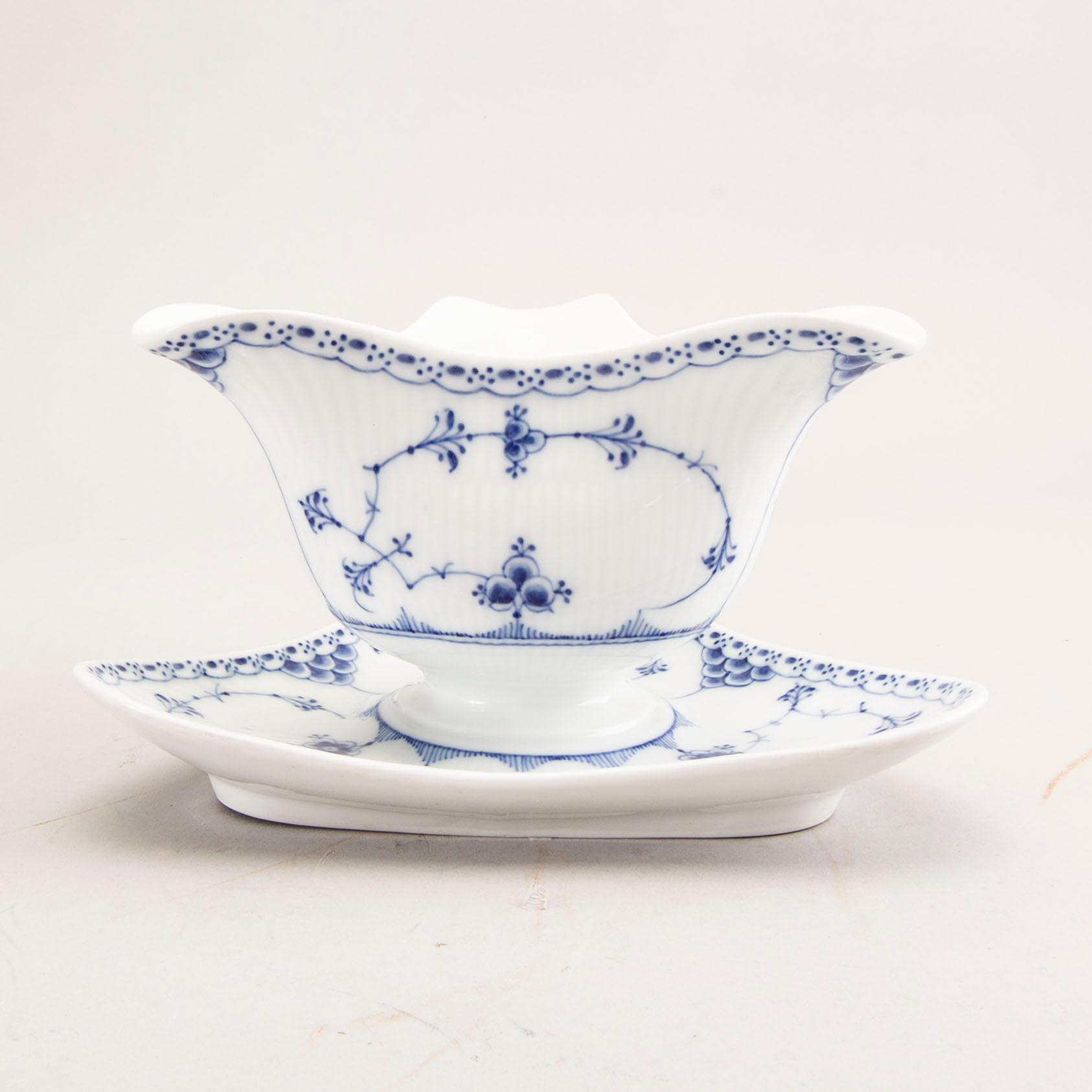 A Royal Copenhagen Musselmalet halvblonde sauce bowl.