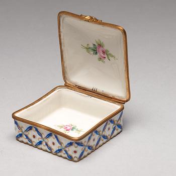 A group of six snuff boxes, 19th/20th Century.