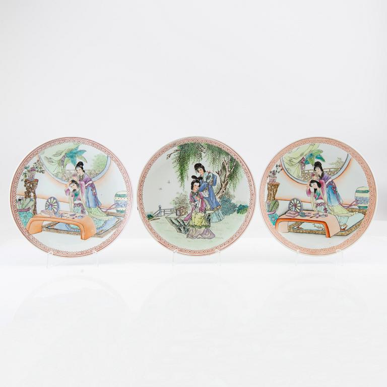 A set of three Chinese plates, late 20th century.