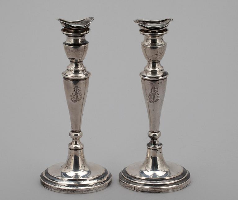 KYNTTILÄNJALKAPARI, hopeaa, Saksa 1900-luku. Tuontileimattu G.A. Amberg, Helsinki 1931.