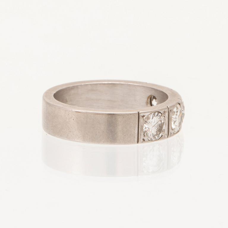 Ring halvallians 18K vitguld med runda briljantslipade diamanter av Bodens Guldatelje Johanneshov 1968.