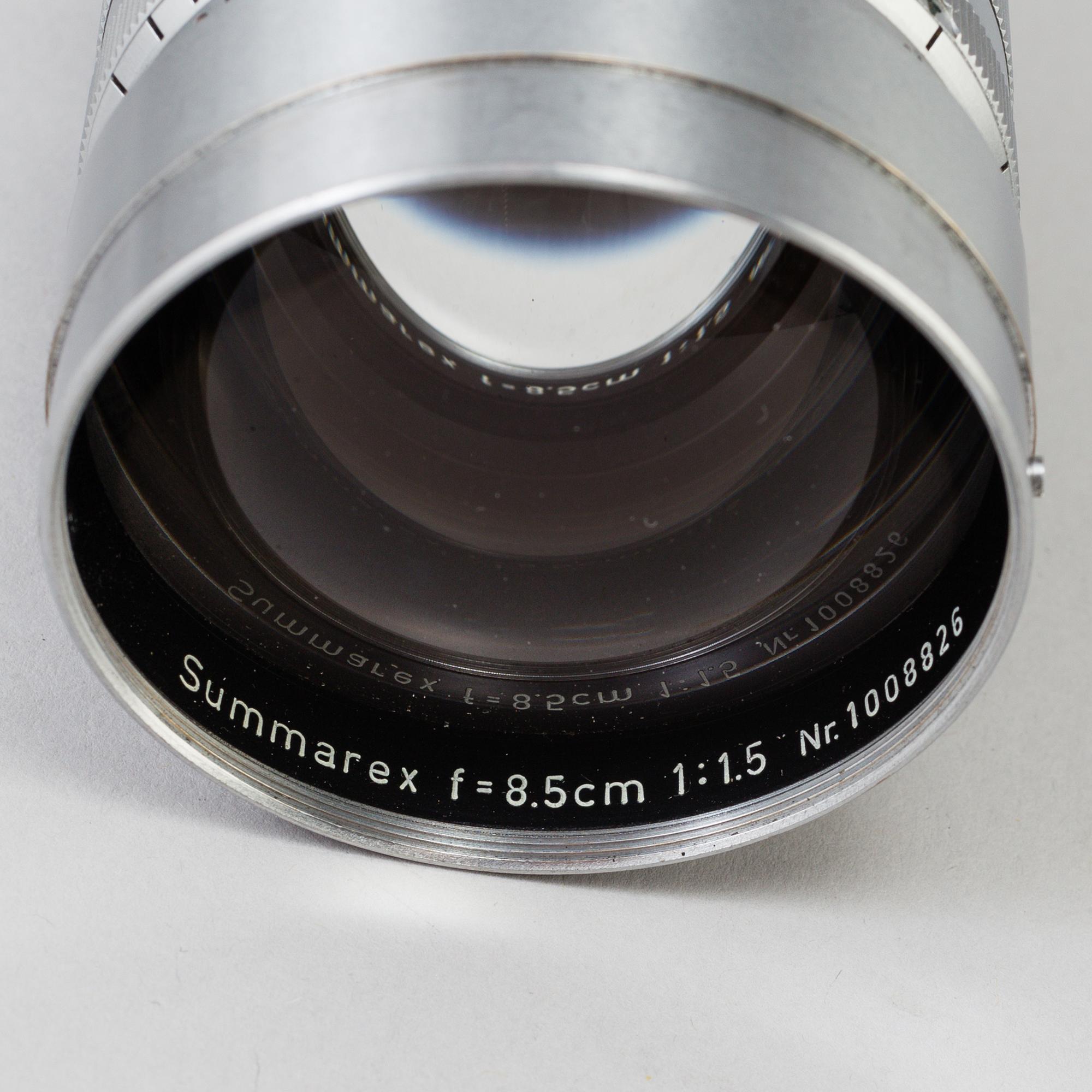 A chrome Leica Summarex f=8,5 cm 1:1,5 lens no 1008826 designed by av Max Berek, Ernst Leitz, Wetzlar . 1943-1960.