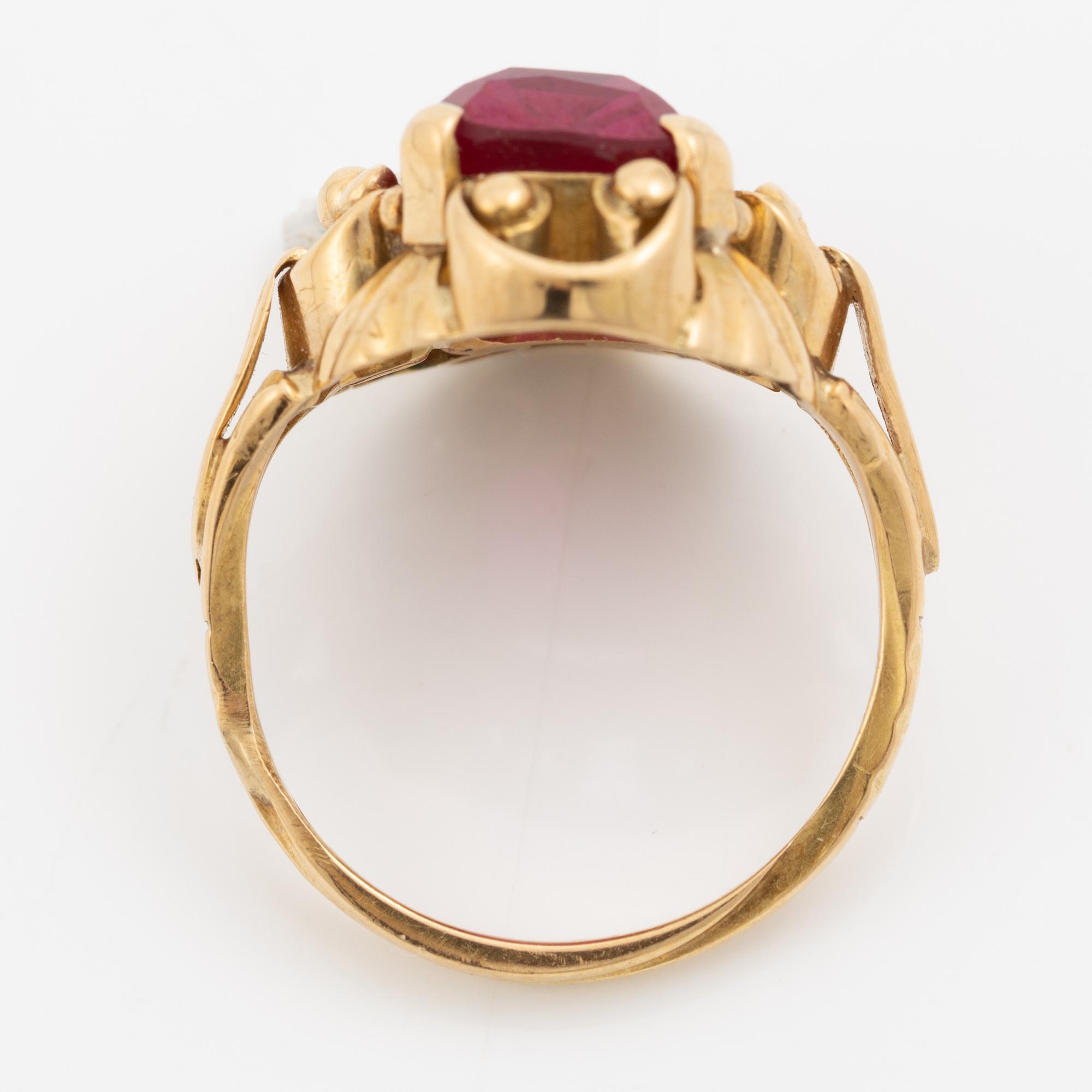 Ring 18K gold with synthetic red stone.
