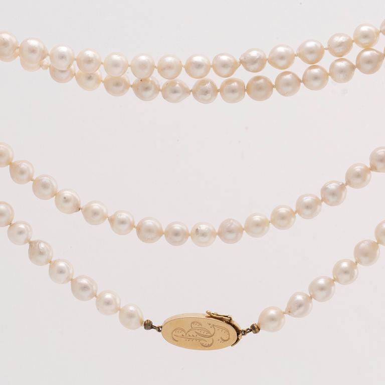 PÄRLCOLLIER odlade pärlor ca 7,5 mm lås i 18K guld , längd ca 85 cm.