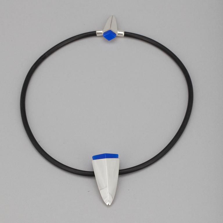 HALSSMYCKE, silver, akryl, kautschuk, "2001". Design Ulla Poropudas, Lapponia 1986.