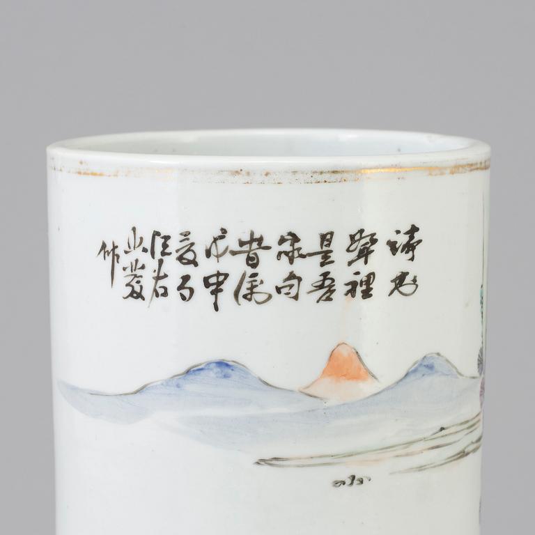 A Chinese famille rose porcelain hat stand, early 20th century.
