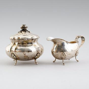 SOCKERSKÅL SAMT GRÄDDKANNA, silver, svenska importstämplar. Vikt ca 334 gram.