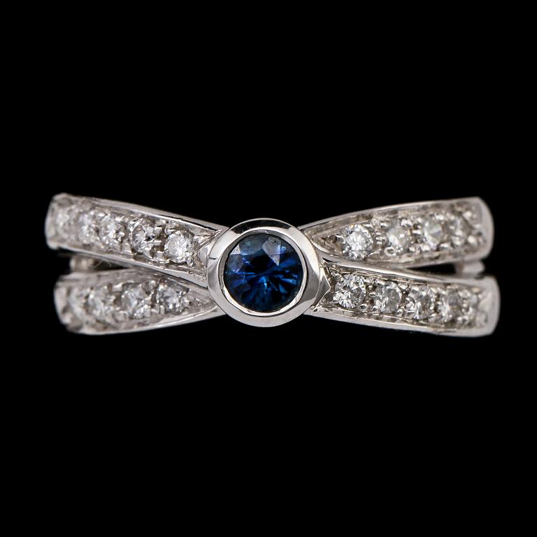 RING, 18k vitguld med fasettslipad blå safir samt 18 briljantslipade diamanter, tot 0.32 ct, Gemma AB. Vikt 6 g.