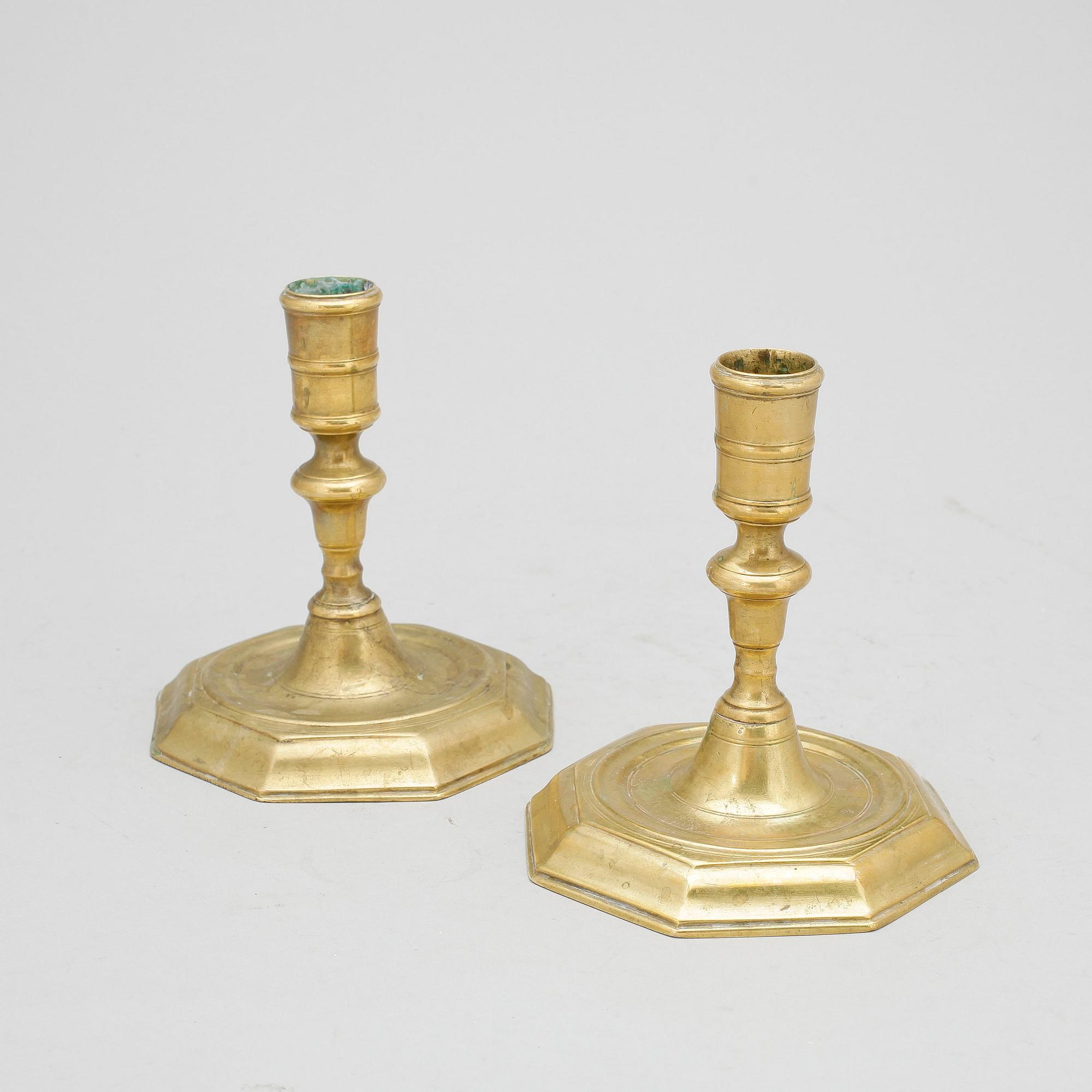 LJUSSTAKAR, 2 st snarlika, mässing, barock 1700-tal.