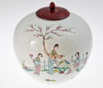 BOJANER, 2 st, porslin, Kina, sekelskiftet 1900 resp 1900-talets första hälft.