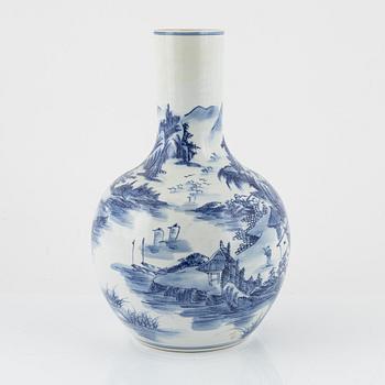 A blue and white Chinese porcelain vase, 20th century.