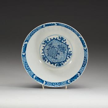 A blue and white bowl, Qing dynasty, Kangxi (1662-1722).