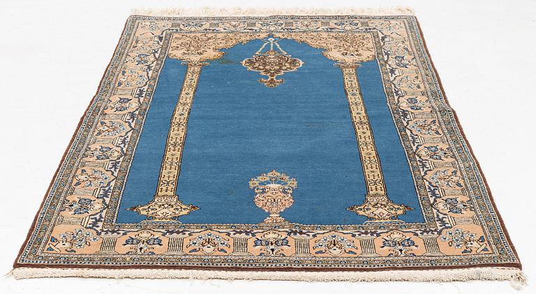 Rug, oriental, circa 205 x 135 cm.